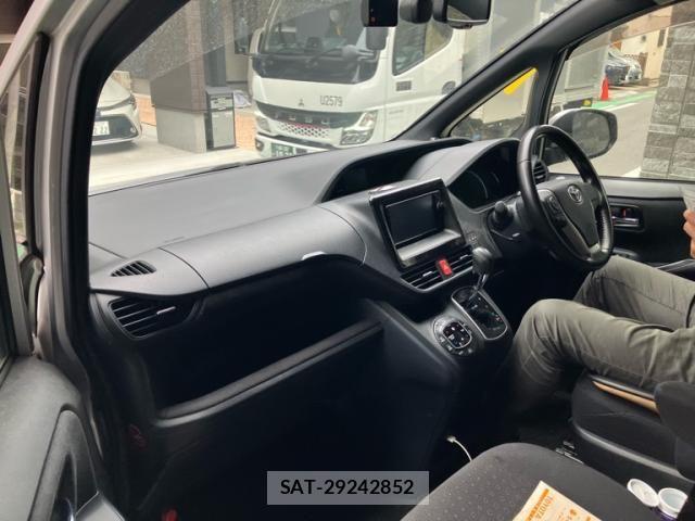 Toyota NOAH 2015-09 7456358-11