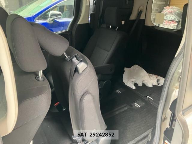 Toyota NOAH 2015-09 7456358-13