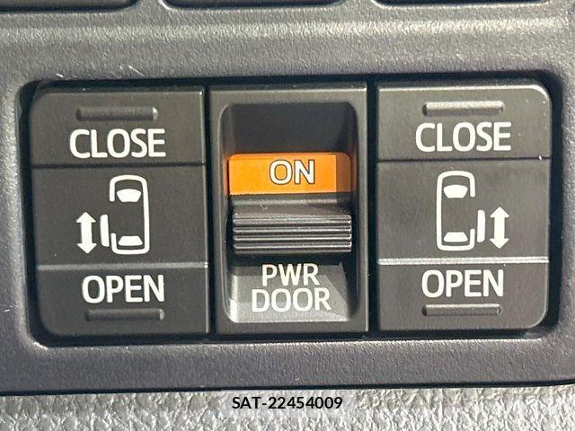 Toyota NOAH 2015-02 7456352-4