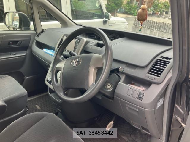 Toyota NOAH 2009-11 7456366-10