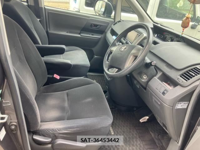 Toyota NOAH 2009-11 7456366-11