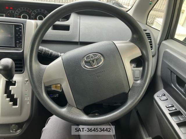 Toyota NOAH 2009-11 7456366-13