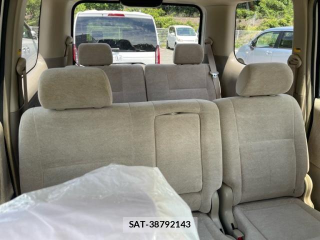 Toyota NOAH 2005-10 7456367-12