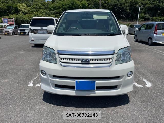 Toyota NOAH 2005-10 7456367-1