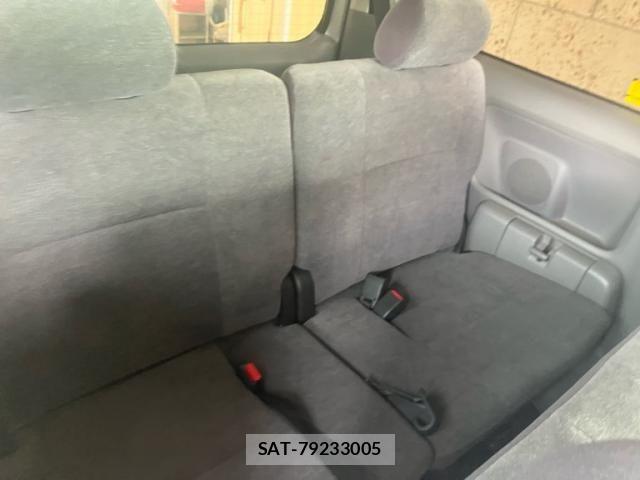 Toyota NOAH 2005-10 7456369-13