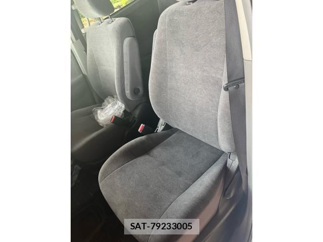 Toyota NOAH 2005-10 7456369-16