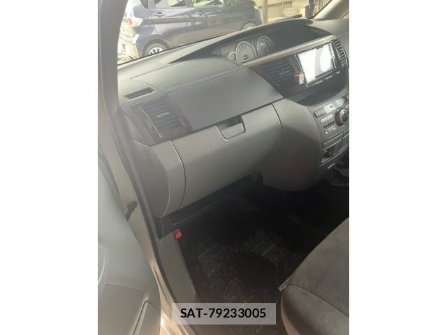 Toyota NOAH 2005-10 7456369-17