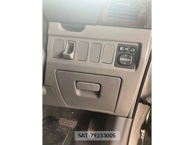 Toyota NOAH 2005-10 7456369-21