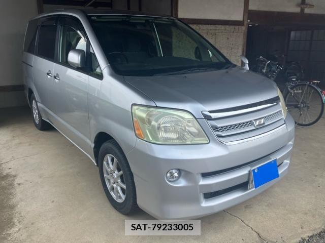 Toyota NOAH 2005-10 7456369-3