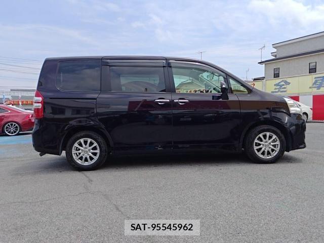 Toyota NOAH 2013-02 7456354-9