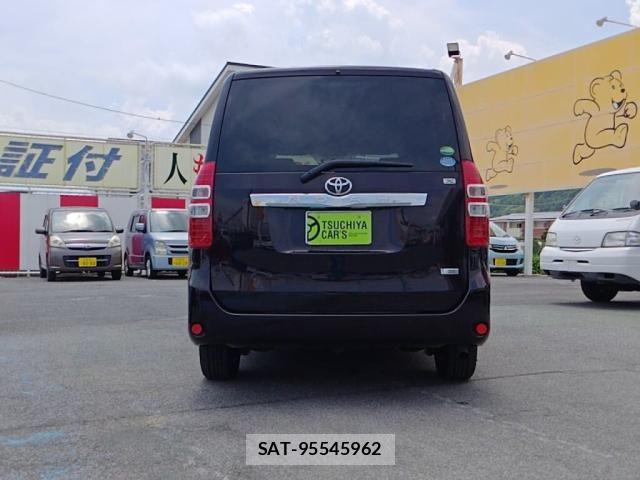 Toyota NOAH 2013-02 7456354-10