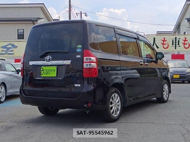 Toyota NOAH 2013-02 7456354-1