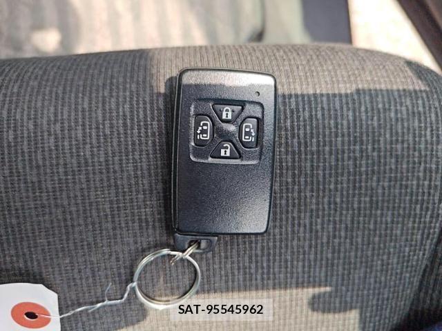 Toyota NOAH 2013-02 7456354-19