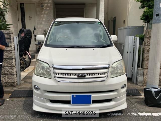 Toyota NOAH 2005-04 7456370-1
