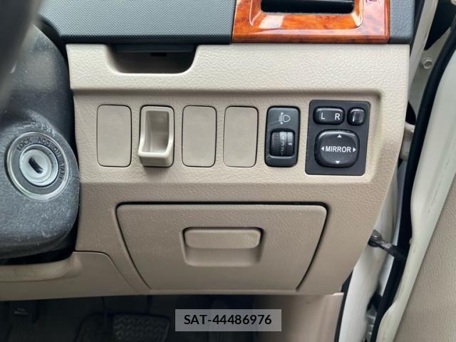 Toyota NOAH 2005-04 7456370-19