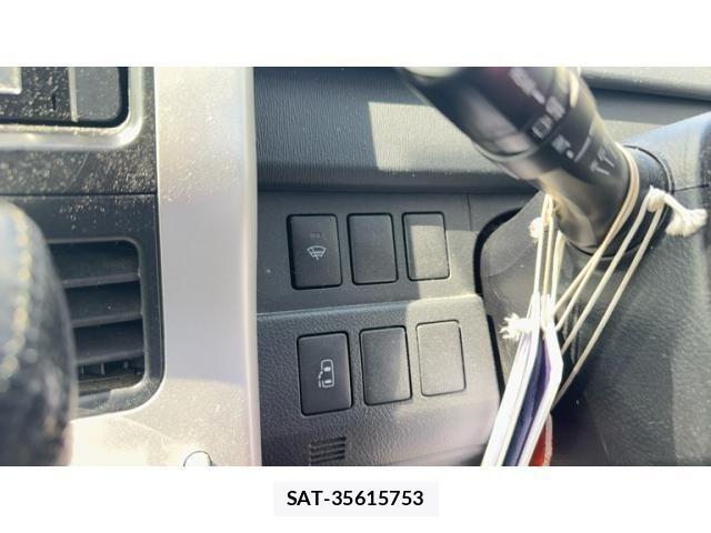 Toyota NOAH 2013-11 7456360-17