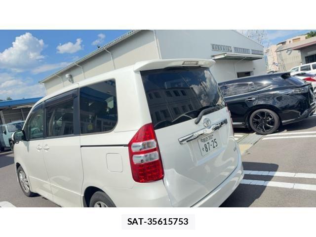 Toyota NOAH 2013-11 7456360-3