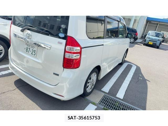 Toyota NOAH 2013-11 7456360-5