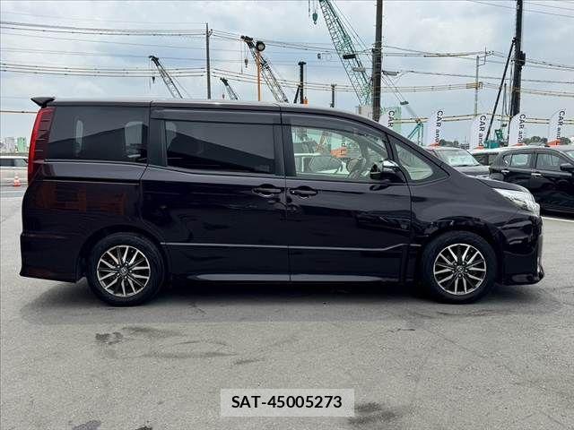 Toyota NOAH 2016-02 7456351-11