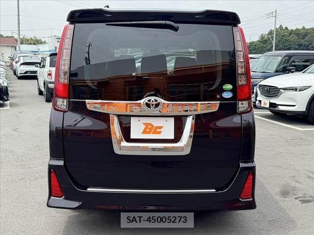 Toyota NOAH 2016-02 7456351-13