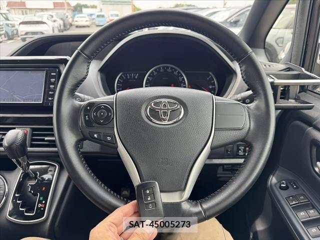 Toyota NOAH 2016-02 7456351-6