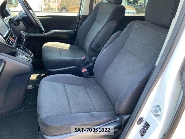 Toyota NOAH 2015-06 7456356-23