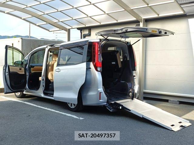 Toyota NOAH 2017-01 7509433-1