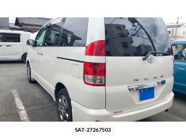Toyota NOAH 2005-11 7509456-18