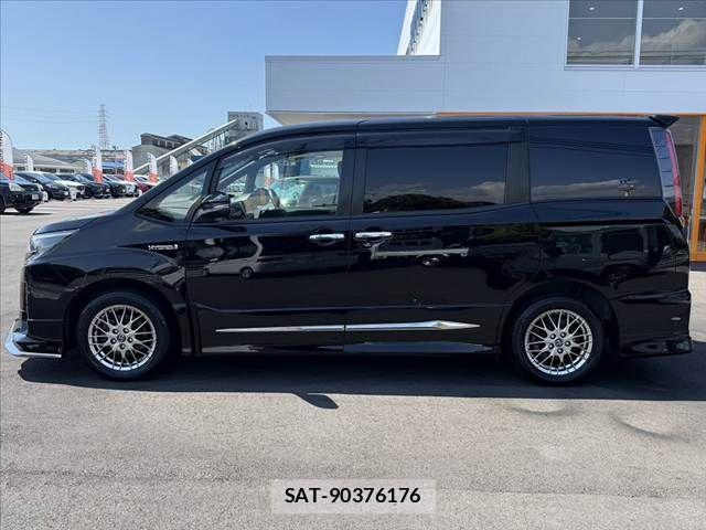 Toyota NOAH 2017-12 7501908-11