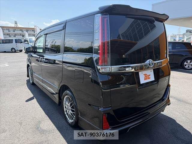 Toyota NOAH 2017-12 7501908-12