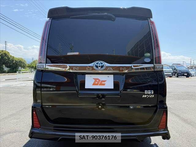 Toyota NOAH 2017-12 7501908-13