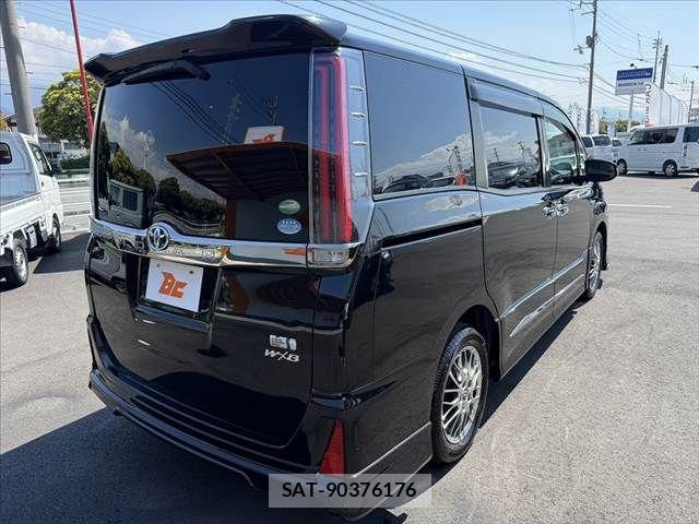 Toyota NOAH 2017-12 7501908-14