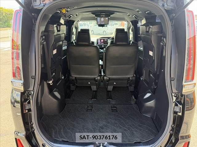 Toyota NOAH 2017-12 7501908-21