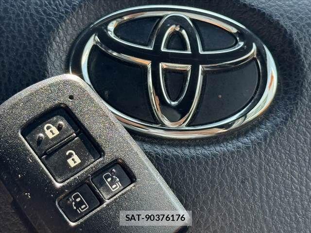 Toyota NOAH 2017-12 7501908-26