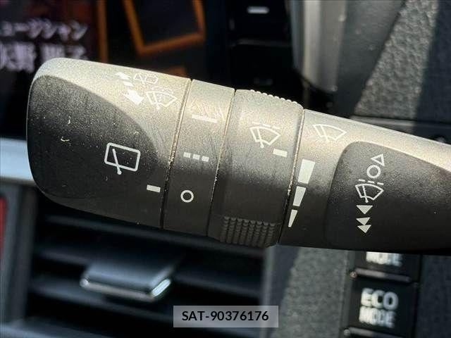 Toyota NOAH 2017-12 7501908-29