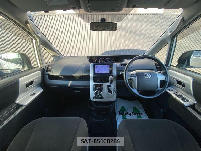 Toyota NOAH 2013-12 7501915-1