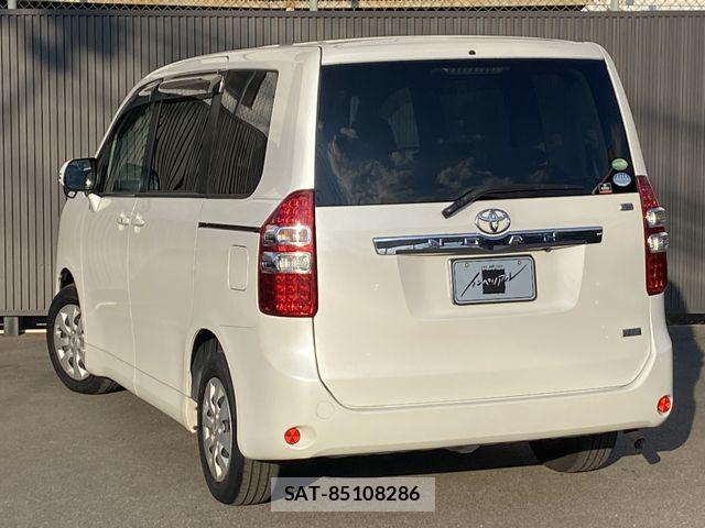 Toyota NOAH 2013-12 7501915-2