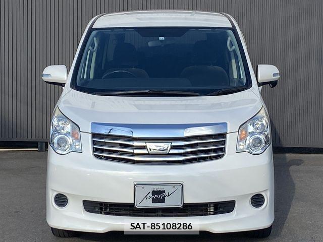 Toyota NOAH 2013-12 7501915-3