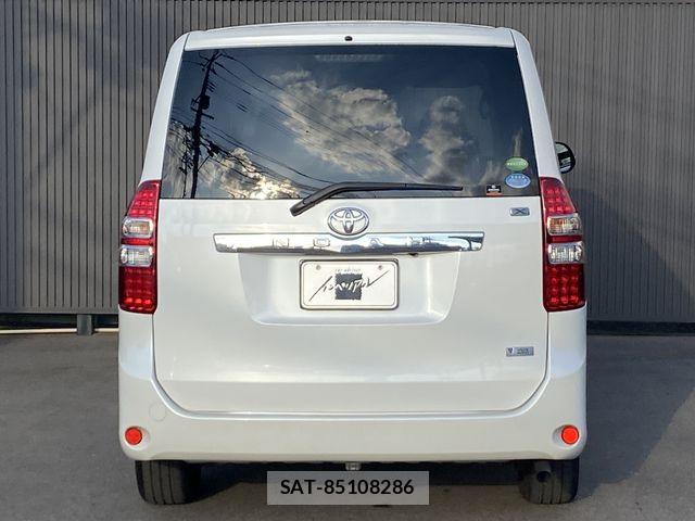 Toyota NOAH 2013-12 7501915-4