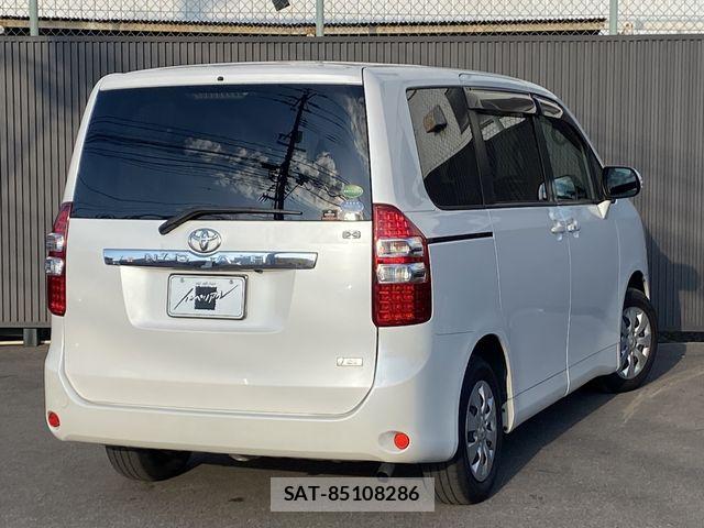 Toyota NOAH 2013-12 7501915-6