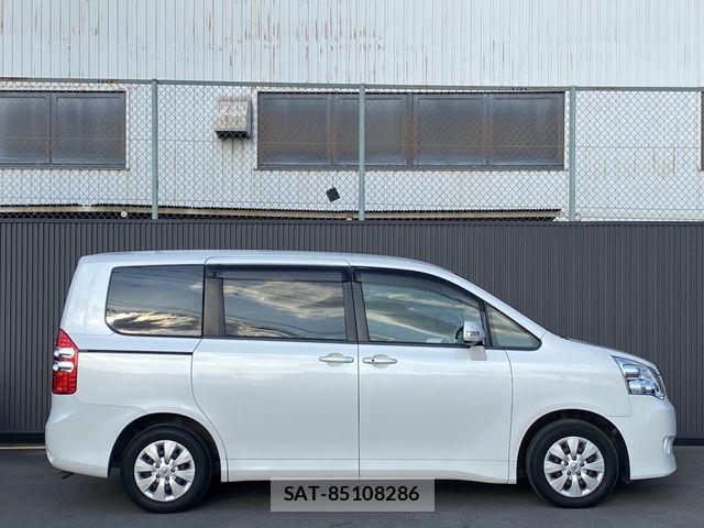 Toyota NOAH 2013-12 7501915-7