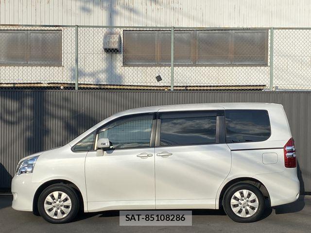Toyota NOAH 2013-12 7501915-8