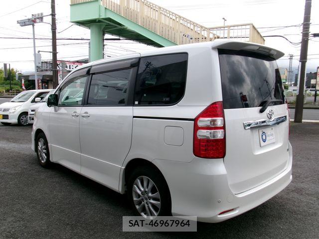 Toyota NOAH 2011-03 7501916-10