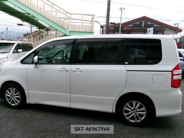 Toyota NOAH 2011-03 7501916-7