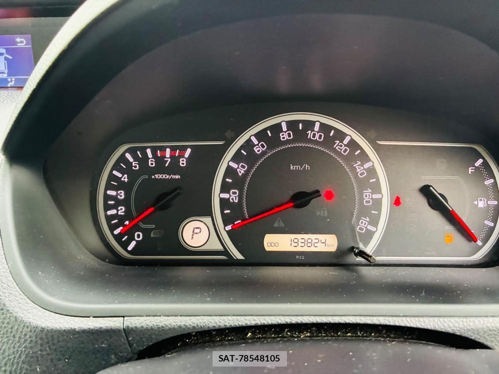 Toyota NOAH 2015 7401009-15