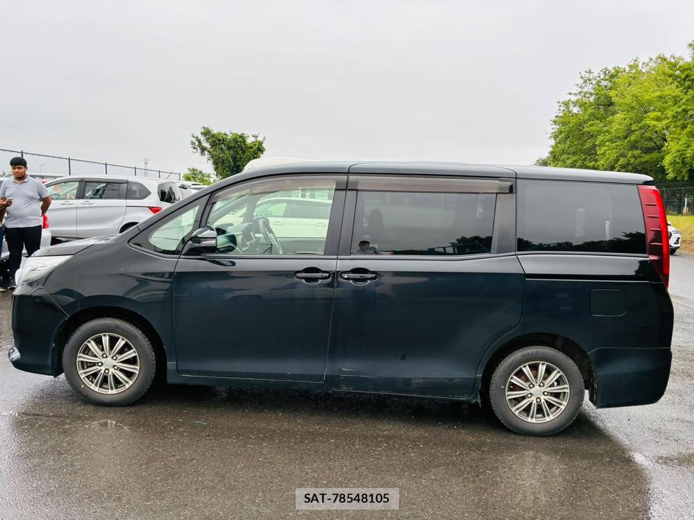 Toyota NOAH 2015 7401009-1