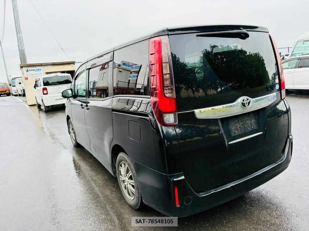 Toyota NOAH 2015 7401009-2