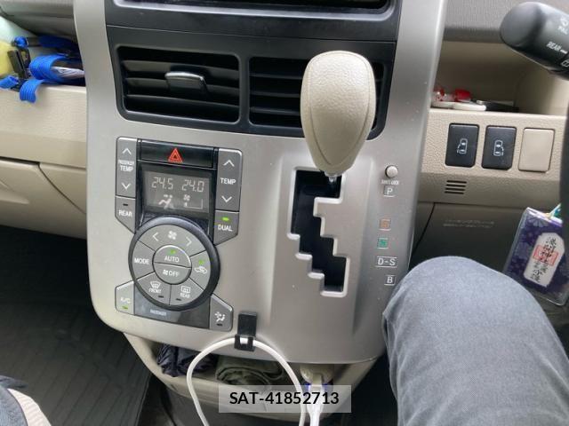 Toyota NOAH 2009-11 7562567-16
