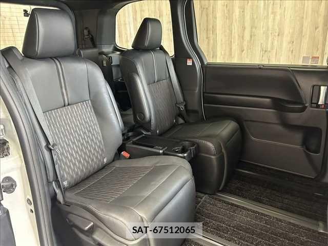 Toyota NOAH 2022-12 7618713-12