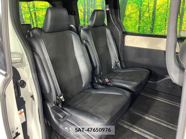Toyota NOAH 2018-02 7618742-8